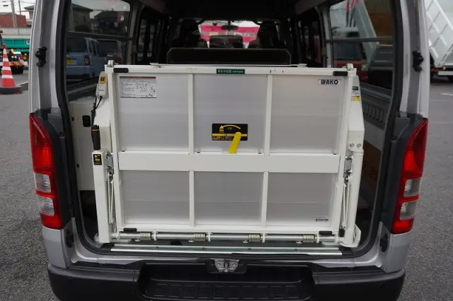 トヨタ ハイエースバン CBF-TRH200K(2WD)の写真23