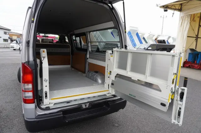 トヨタ ハイエースバン CBF-TRH200K(2WD)の写真24