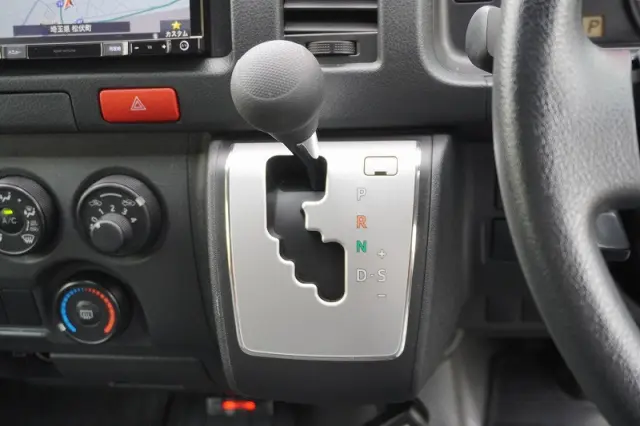 トヨタ ハイエースバン CBF-TRH200K(2WD)の写真31