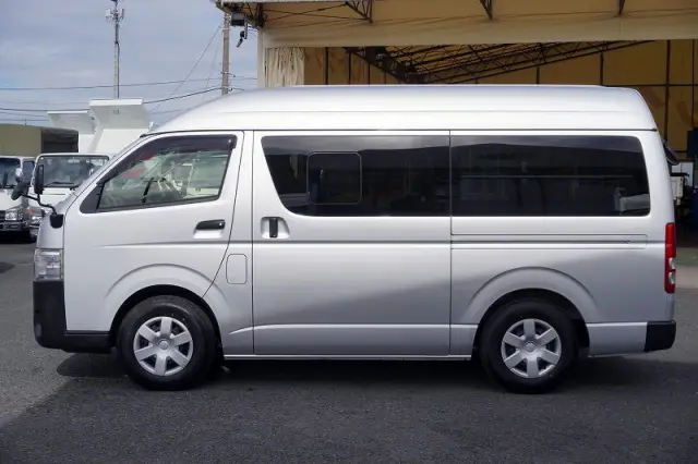トヨタ ハイエースバン CBF-TRH200K(2WD)の写真3