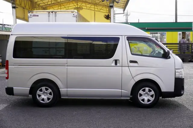 トヨタ ハイエースバン CBF-TRH200K(2WD)の写真5