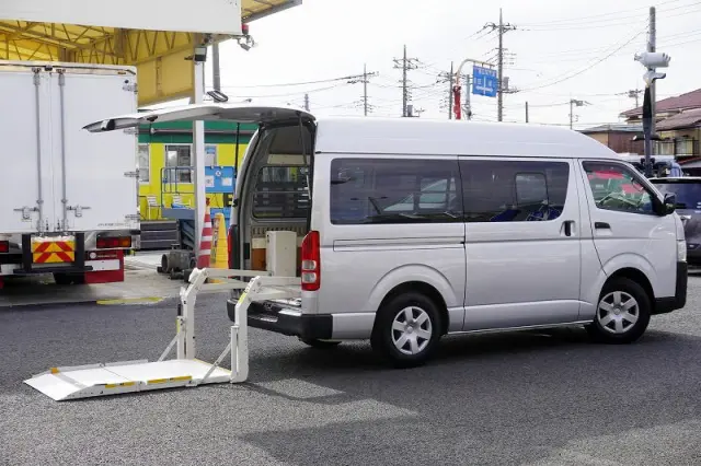 トヨタ ハイエースバン CBF-TRH200K(2WD)の写真9