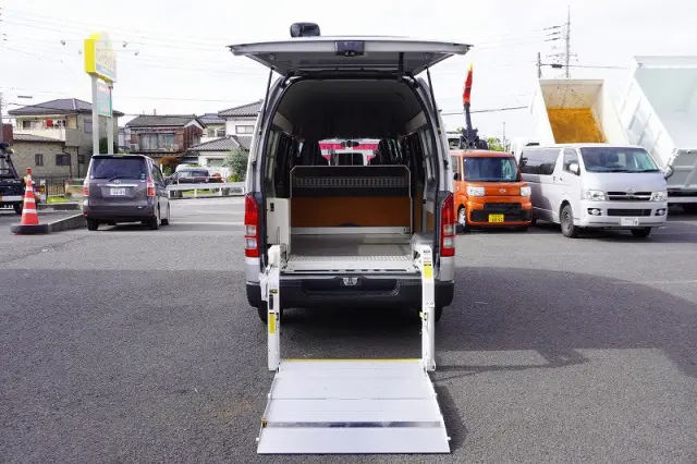 トヨタ ハイエースバン CBF-TRH200K(2WD)の写真15