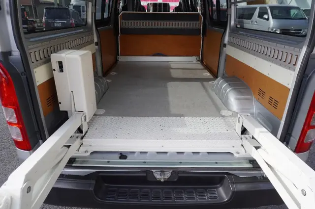 トヨタ ハイエースバン CBF-TRH200K(2WD)の写真16