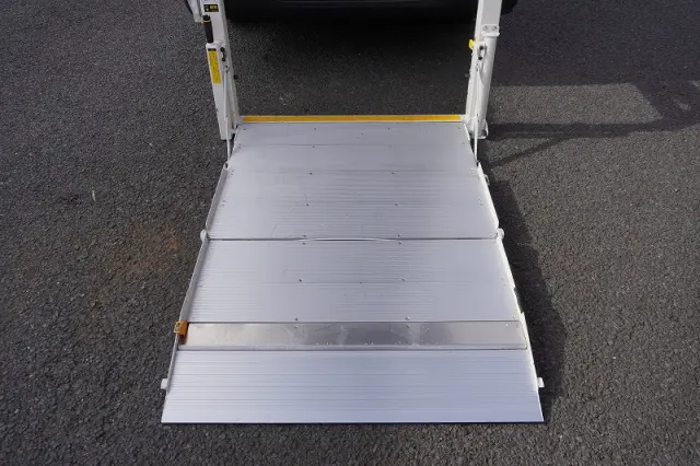 トヨタ ハイエースバン CBF-TRH200K(2WD)の写真19