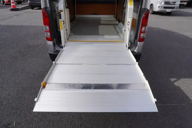 トヨタ ハイエースバン CBF-TRH200K(2WD)の写真20