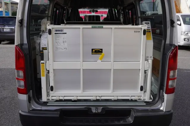 トヨタ ハイエースバン CBF-TRH200K(2WD)の写真23