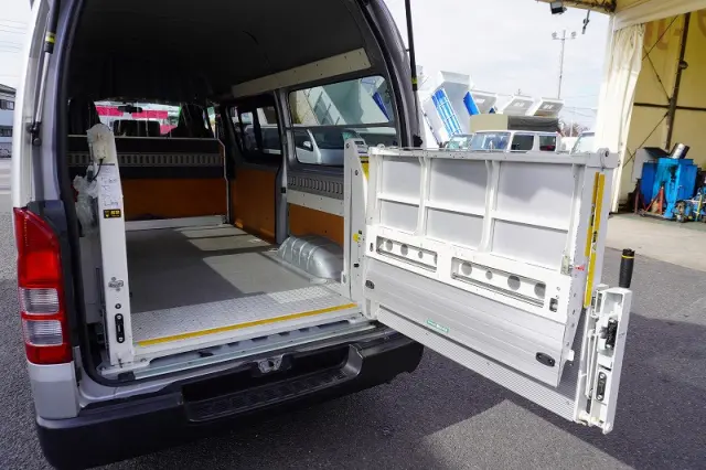 トヨタ ハイエースバン CBF-TRH200K(2WD)の写真24