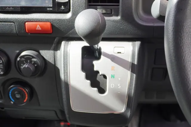 トヨタ ハイエースバン CBF-TRH200K(2WD)の写真32