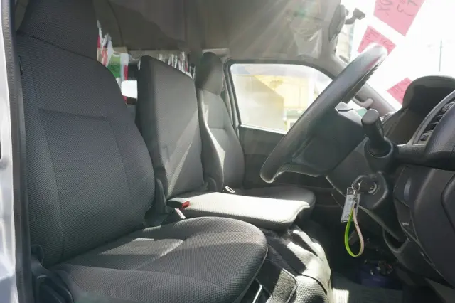トヨタ ハイエースバン CBF-TRH200K(2WD)の写真38