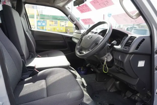 トヨタ ハイエースバン CBF-TRH200K(2WD)の写真39