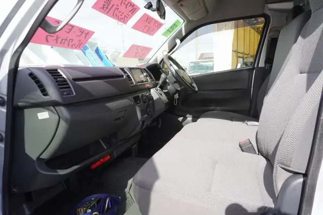 トヨタ ハイエースバン CBF-TRH200K(2WD)の写真40