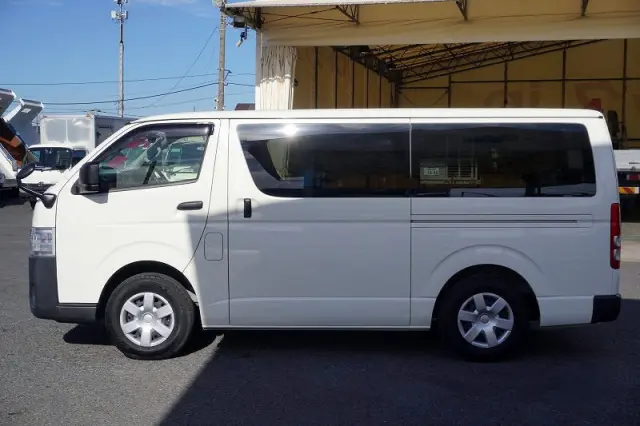 トヨタ ハイエースバン 3BF-TRH200V(2WD)の写真3