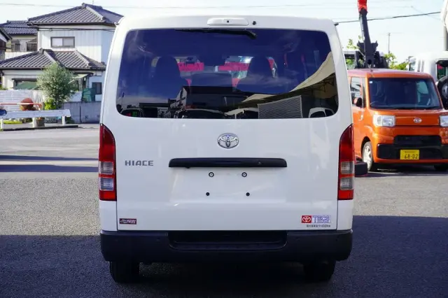 トヨタ ハイエースバン 3BF-TRH200V(2WD)の写真4