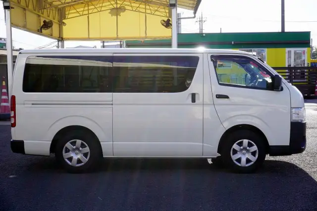 トヨタ ハイエースバン 3BF-TRH200V(2WD)の写真5