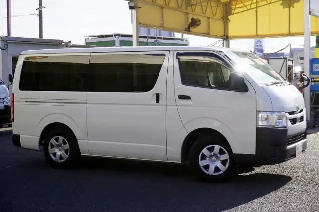 トヨタ ハイエースバン 3BF-TRH200V(2WD)の写真6