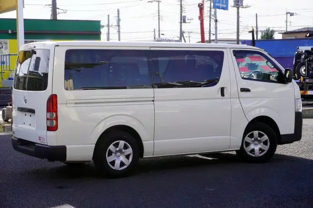 トヨタ ハイエースバン 3BF-TRH200V(2WD)の写真8
