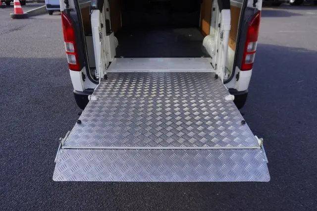 トヨタ ハイエースバン 3BF-TRH200V(2WD)の写真20