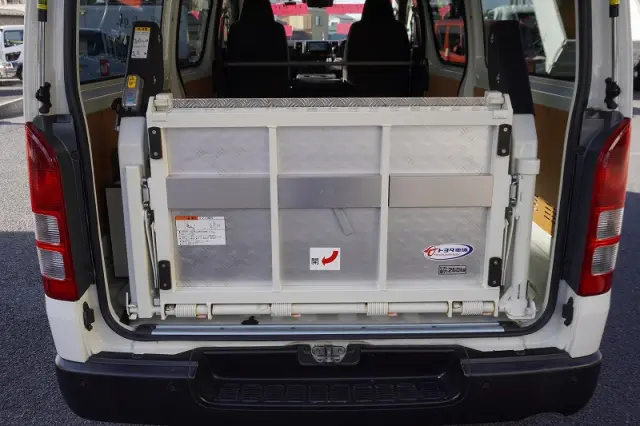 トヨタ ハイエースバン 3BF-TRH200V(2WD)の写真23