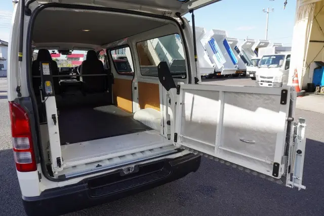 トヨタ ハイエースバン 3BF-TRH200V(2WD)の写真24