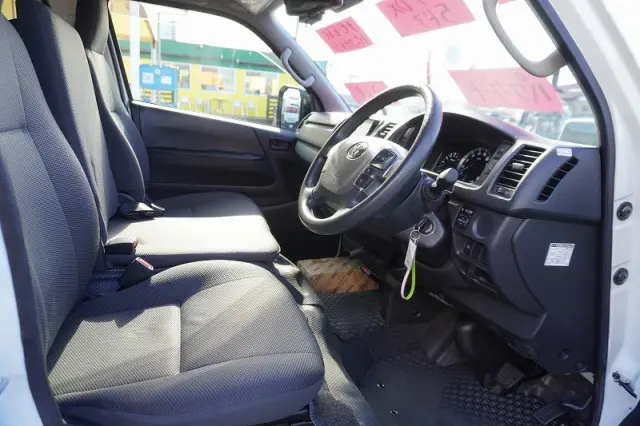 トヨタ ハイエースバン 3BF-TRH200V(2WD)の写真40