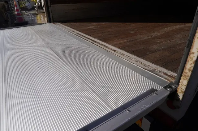 いすゞ フォワード 2RG-FRR90S2(2WD)の写真28