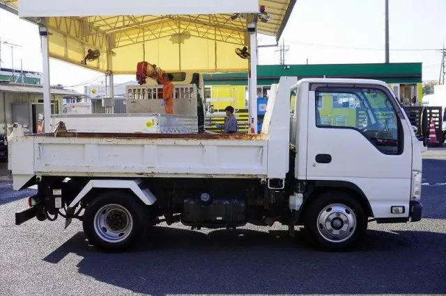 いすゞ エルフ TPG-NKR85AN(2WD)の写真5