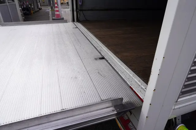 いすゞ フォワード 2RG-FRR90S2(2WD)の写真27