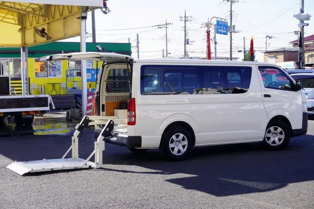 トヨタ ハイエースバン CBF-TRH200V(2WD)の写真9