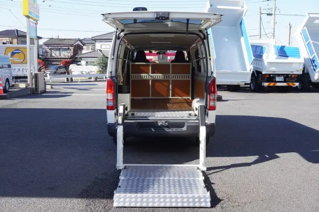 トヨタ ハイエースバン CBF-TRH200V(2WD)の写真15