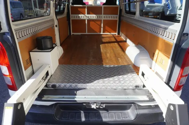 トヨタ ハイエースバン CBF-TRH200V(2WD)の写真16