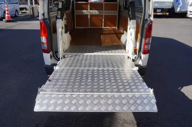 トヨタ ハイエースバン CBF-TRH200V(2WD)の写真22