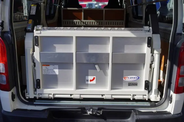 トヨタ ハイエースバン CBF-TRH200V(2WD)の写真23