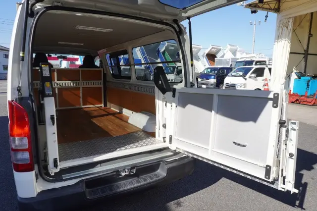トヨタ ハイエースバン CBF-TRH200V(2WD)の写真24