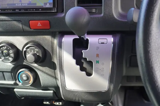 トヨタ ハイエースバン CBF-TRH200V(2WD)の写真30