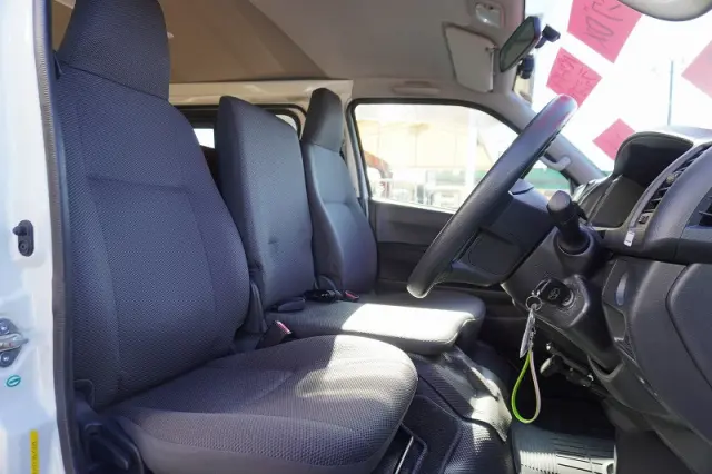 トヨタ ハイエースバン CBF-TRH200V(2WD)の写真36