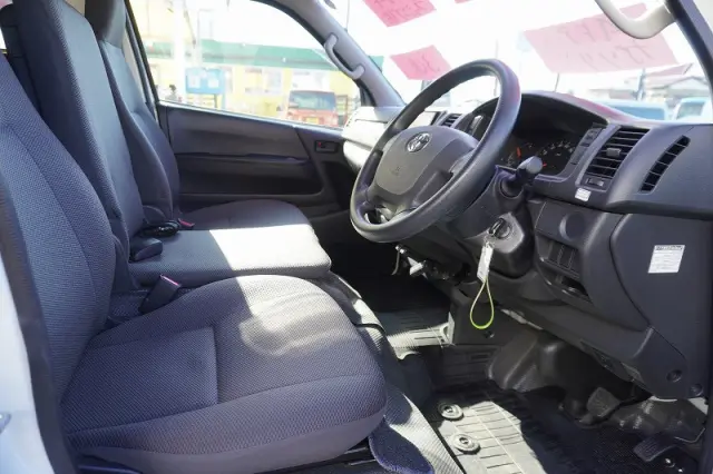トヨタ ハイエースバン CBF-TRH200V(2WD)の写真37