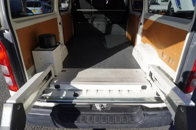 トヨタ ハイエースバン CBF-TRH200V(2WD)の写真16