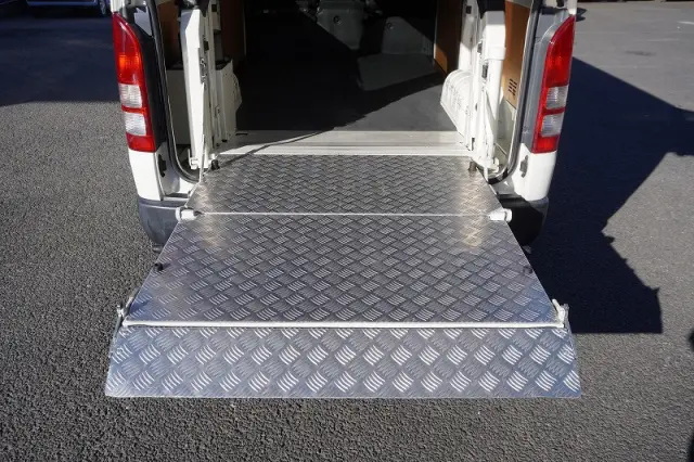 トヨタ ハイエースバン CBF-TRH200V(2WD)の写真22