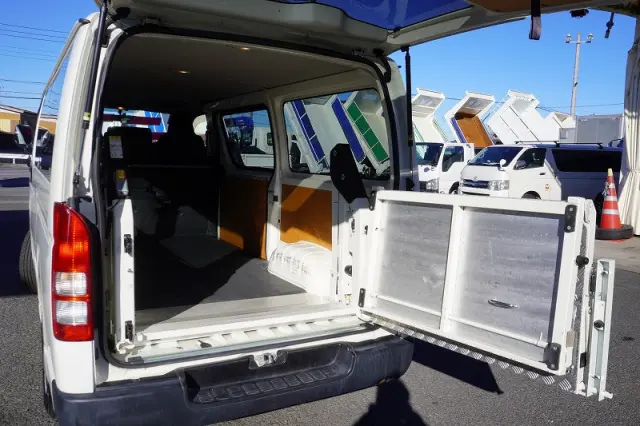 トヨタ ハイエースバン CBF-TRH200V(2WD)の写真24