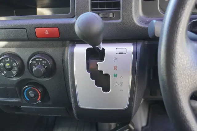 トヨタ ハイエースバン CBF-TRH200V(2WD)の写真30