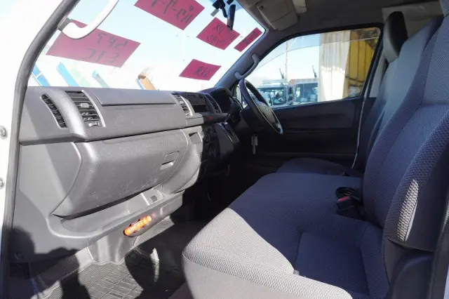 トヨタ ハイエースバン CBF-TRH200V(2WD)の写真37