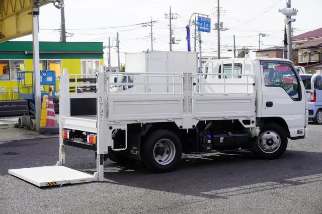 いすゞ エルフ 2RG-NKR88A(2WD)の写真9