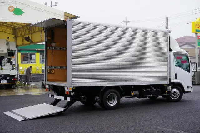 いすゞ エルフ TRG-NMR85AN(2WD)の写真9