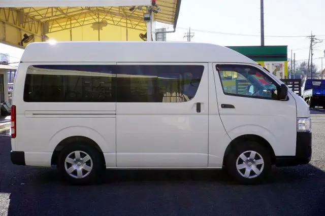 トヨタ ハイエースバン 3BF-TRH200K(2WD)の写真5