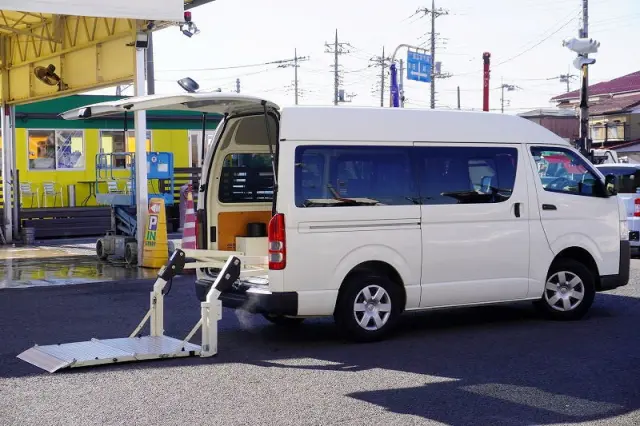 トヨタ ハイエースバン 3BF-TRH200K(2WD)の写真9