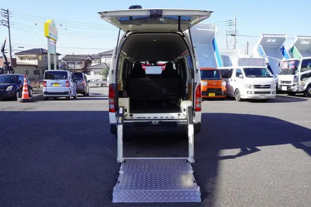 トヨタ ハイエースバン 3BF-TRH200K(2WD)の写真15