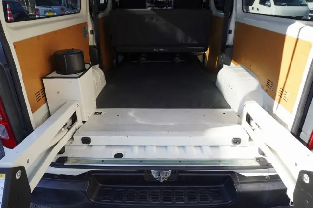 トヨタ ハイエースバン 3BF-TRH200K(2WD)の写真16