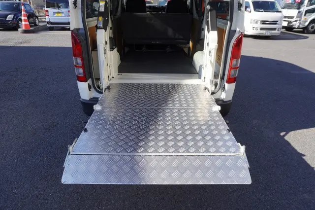 トヨタ ハイエースバン 3BF-TRH200K(2WD)の写真22
