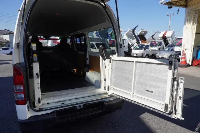 トヨタ ハイエースバン 3BF-TRH200K(2WD)の写真24